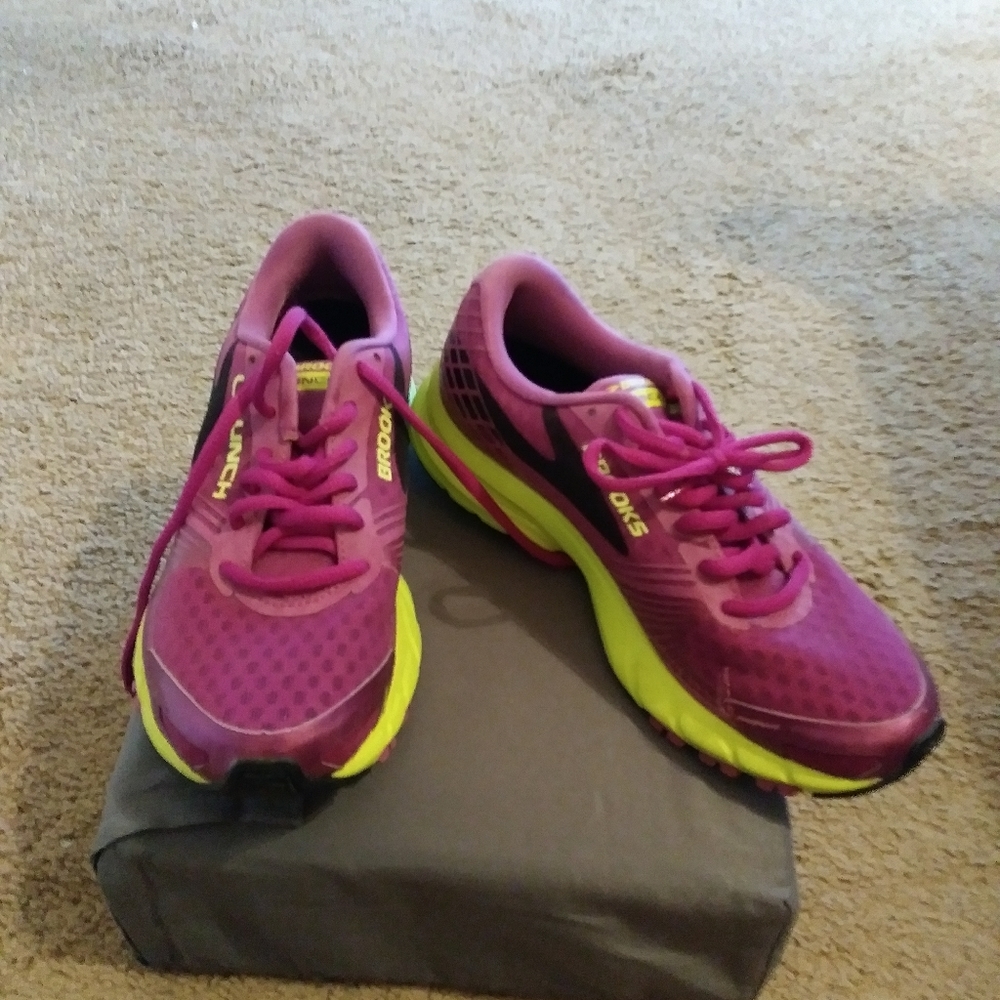 Tennis shoes